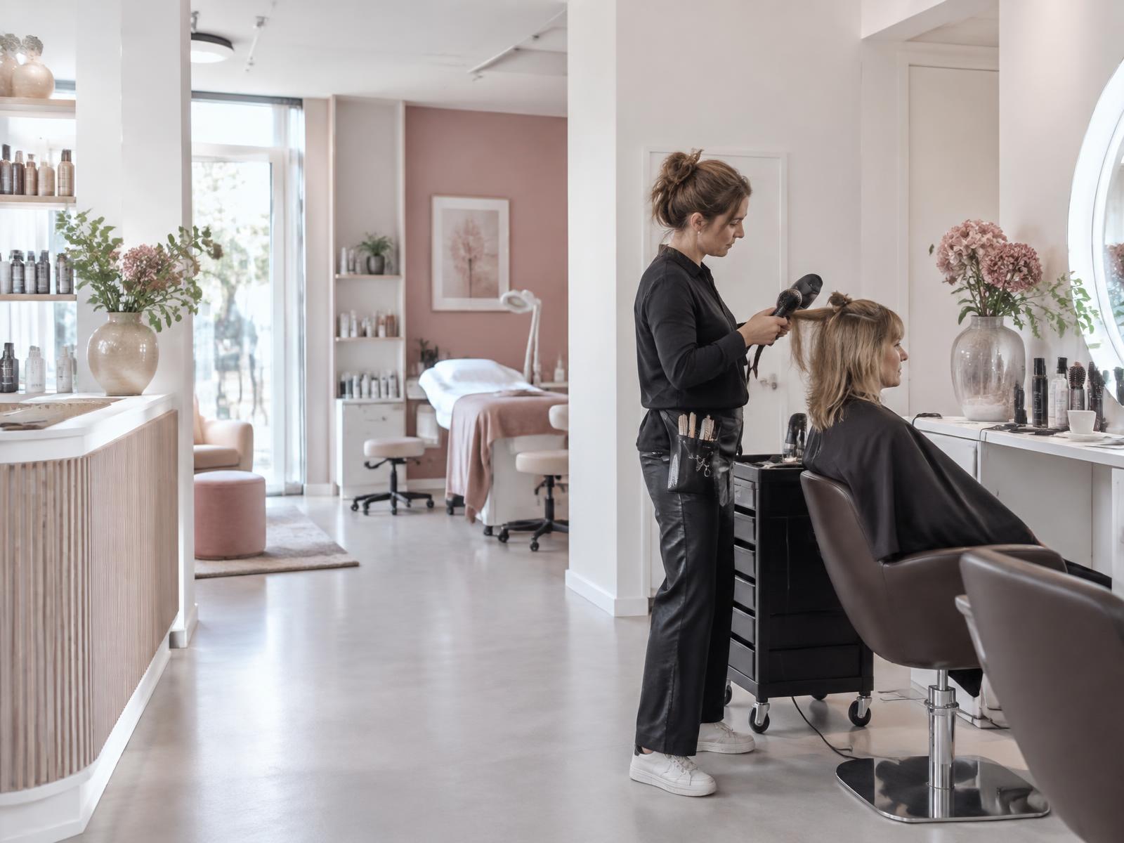 Friseurin bei der Arbeit in einem modernen Beauty-Studio